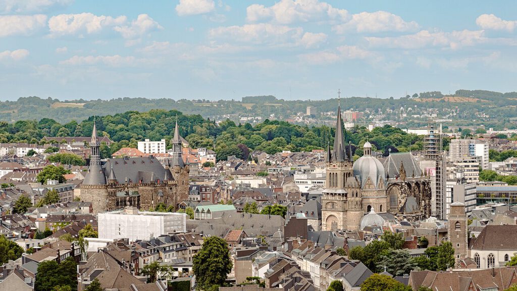 Immobilienmakler Aachen – Blick auf Rathaus und Aachener Dom